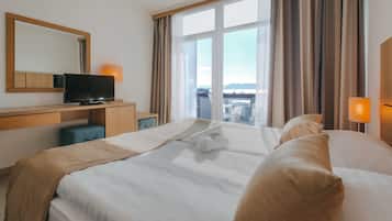 Comfort double room with seaside balcony | ์ฑ
์, ๋ฌด๋ฃ WiFi, ์นจ๋ ์ํธ