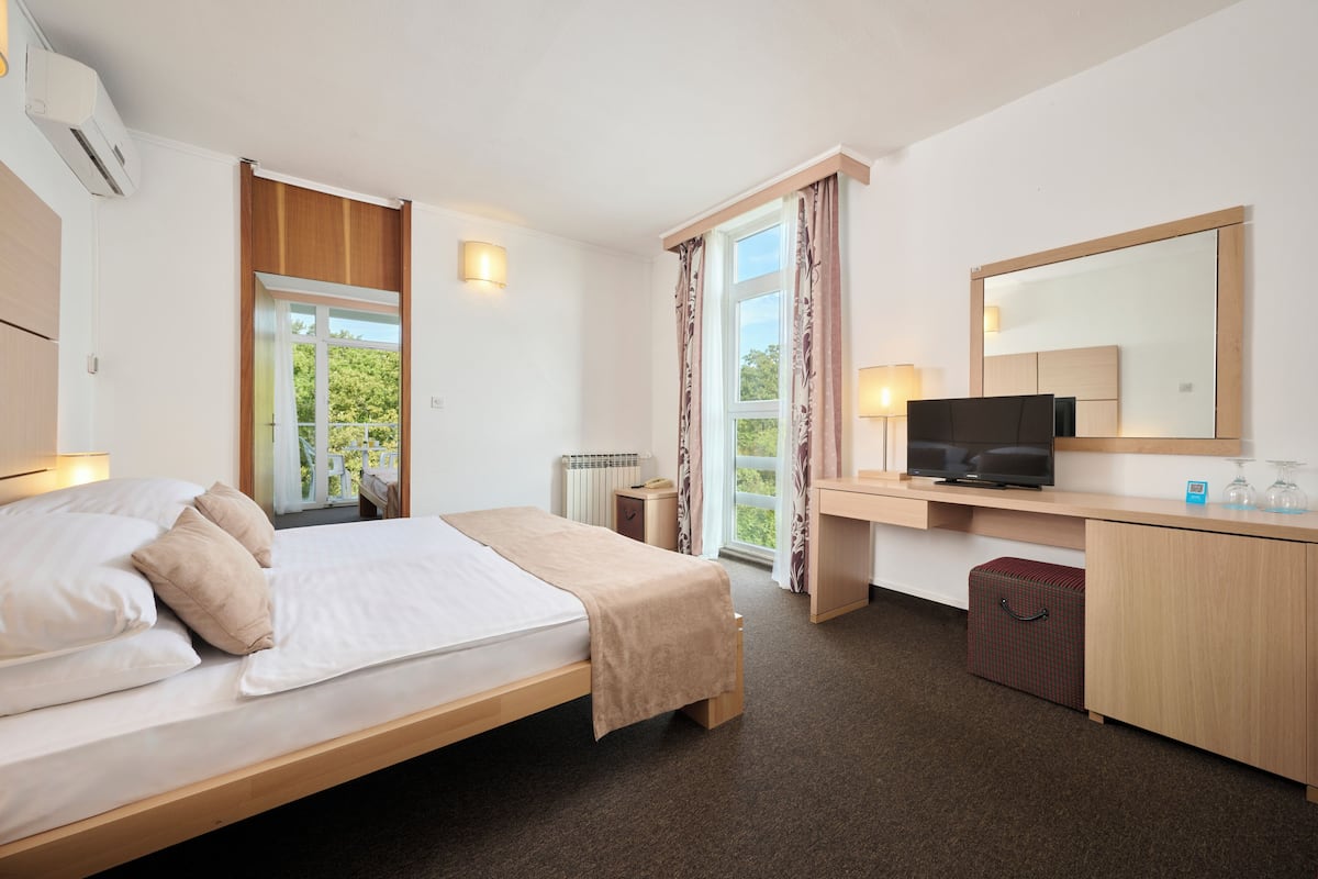 Superior family room with balcony | Desk, free WiFi, bed sheets