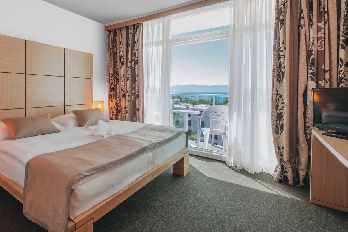 Superior double room seaside balcony | Desk, free WiFi, bed sheets