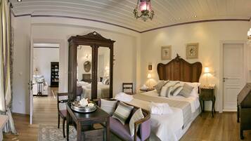 Suite, Whirlpool | Hochwertige Bettwaren, Daunenbettdecken, Minibar, individuell dekoriert