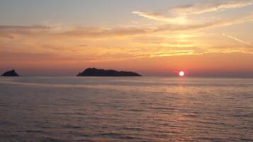 In Strandnähe, Liegestühle, Sonnenschirme, Strandbar