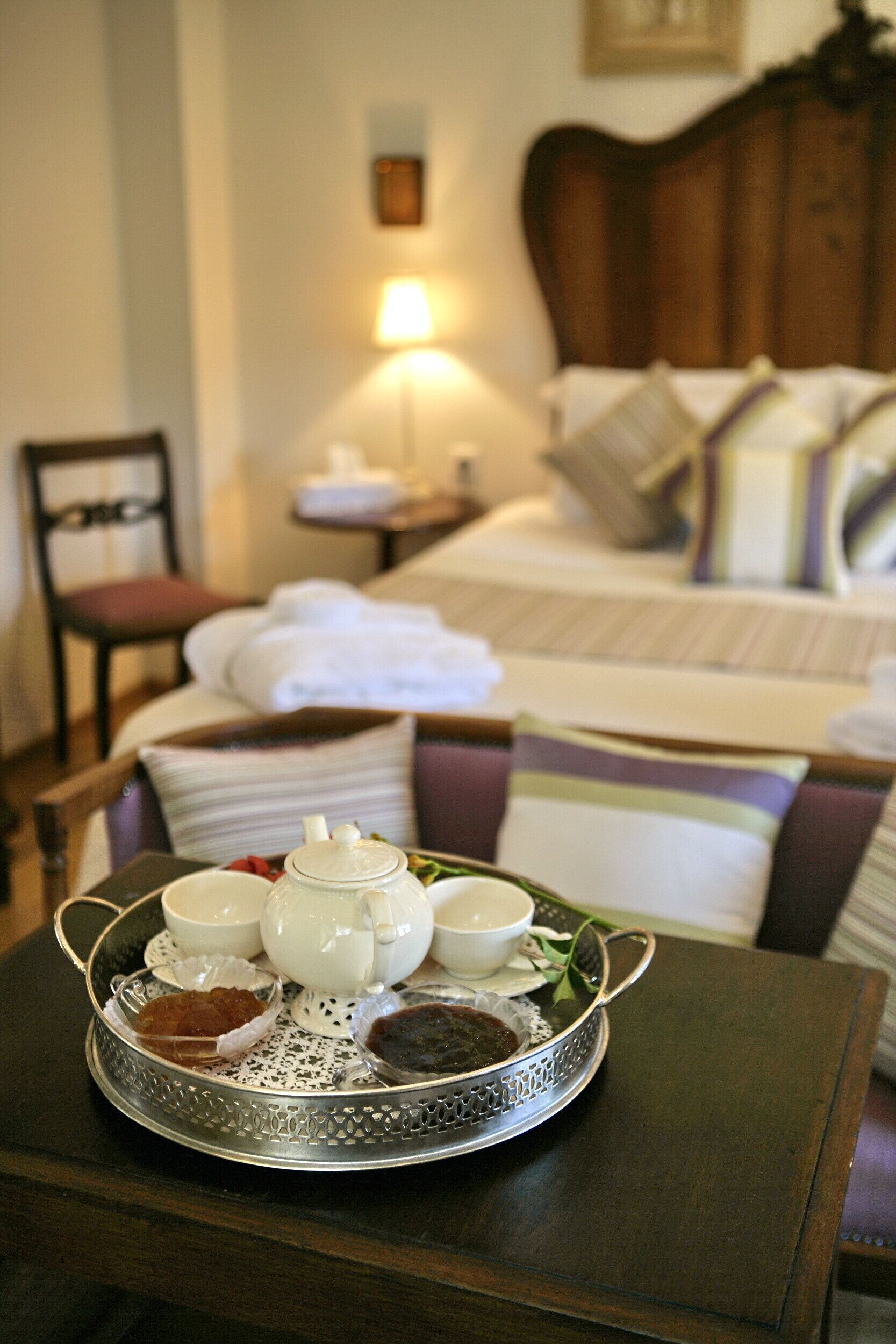 suite, jetted tub | in-room dining