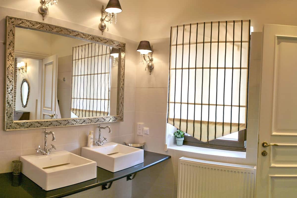 suite, jetted tub | bathroom sink