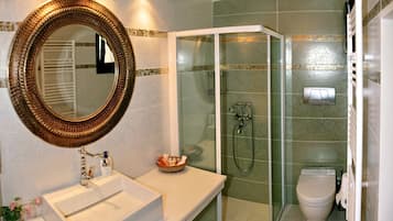 Superior Double Room | Bathroom | Free toiletries, hair dryer, soap, shampoo