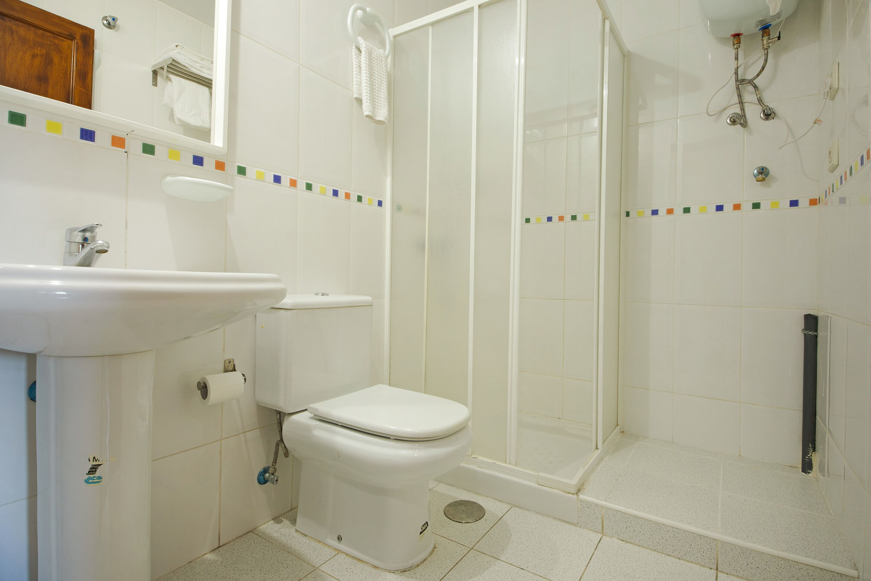 Ein Badezimmer mit Toilette, Waschbecken und Dusche.
