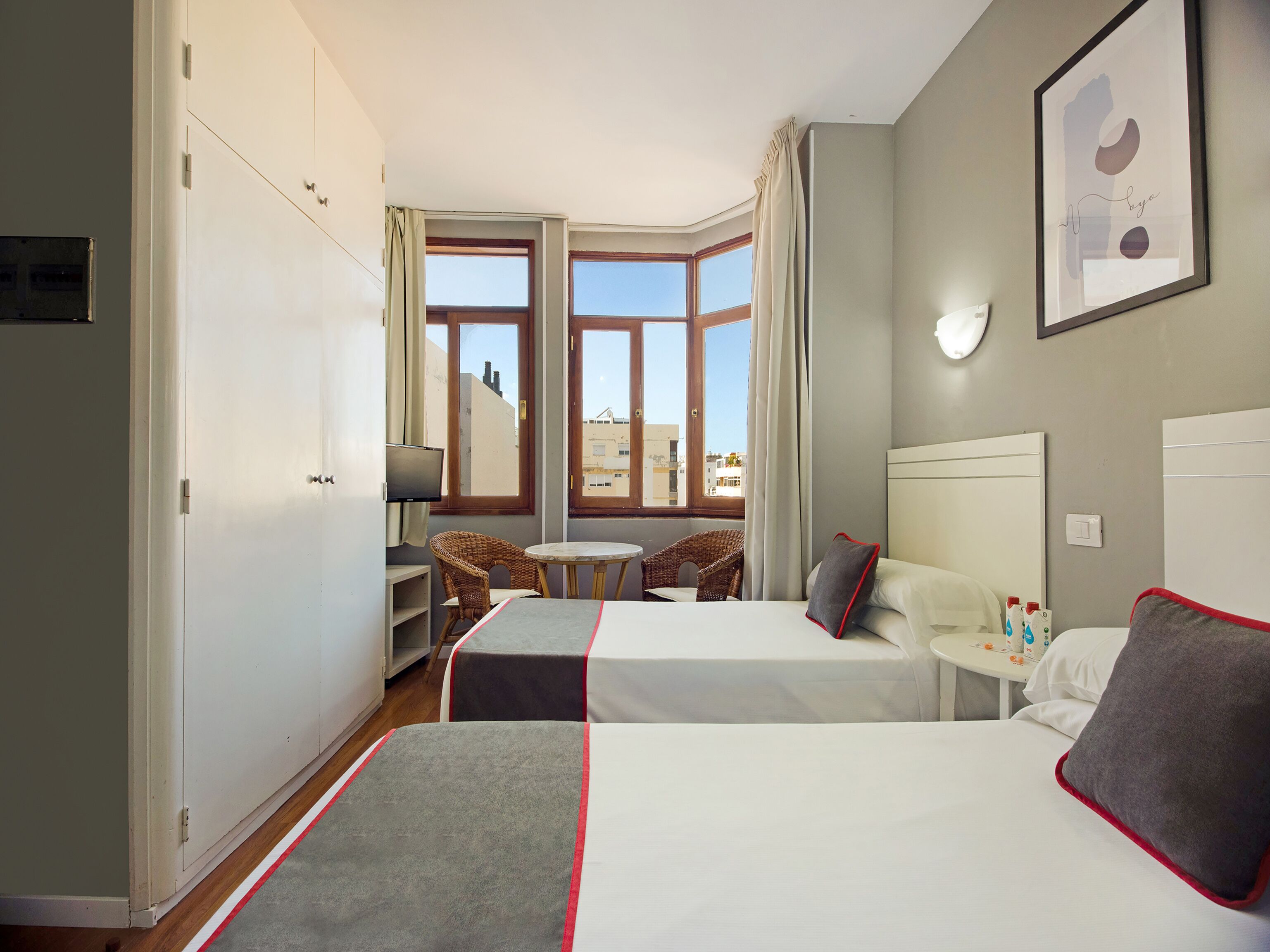 Espace de travail pour ordinateur portable, Wi-Fi gratuit, draps fournis