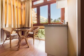 Studio, vue ville | Coin séjour | Télévision à écran plat de 23 pouces avec chaînes par câble, télévision