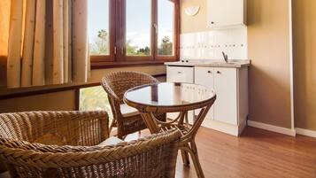 Mini réfrigérateur, plaque de cuisson, cafetiÚre/bouilloire