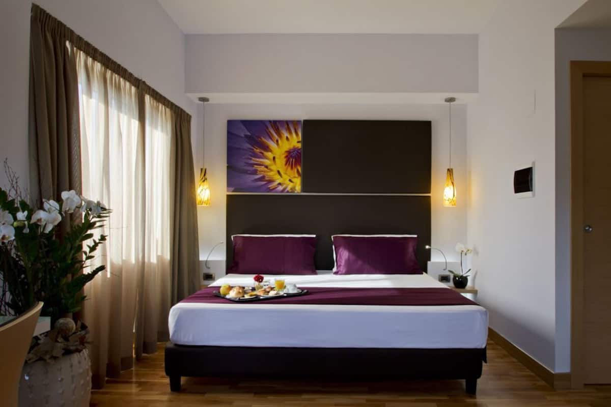 1 bedroom, premium bedding, minibar, in-room safe