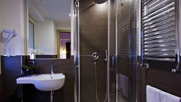 Kostenlose Toilettenartikel, Haartrockner, Bidet, Handtücher