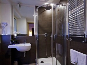 Set di cortesia gratuito, asciugacapelli, bidet, asciugamani
