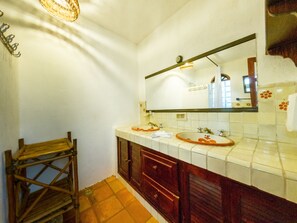 Quarto família | Banheiro | Chuveiro, produtos de toalete de grife, secador de cabelo