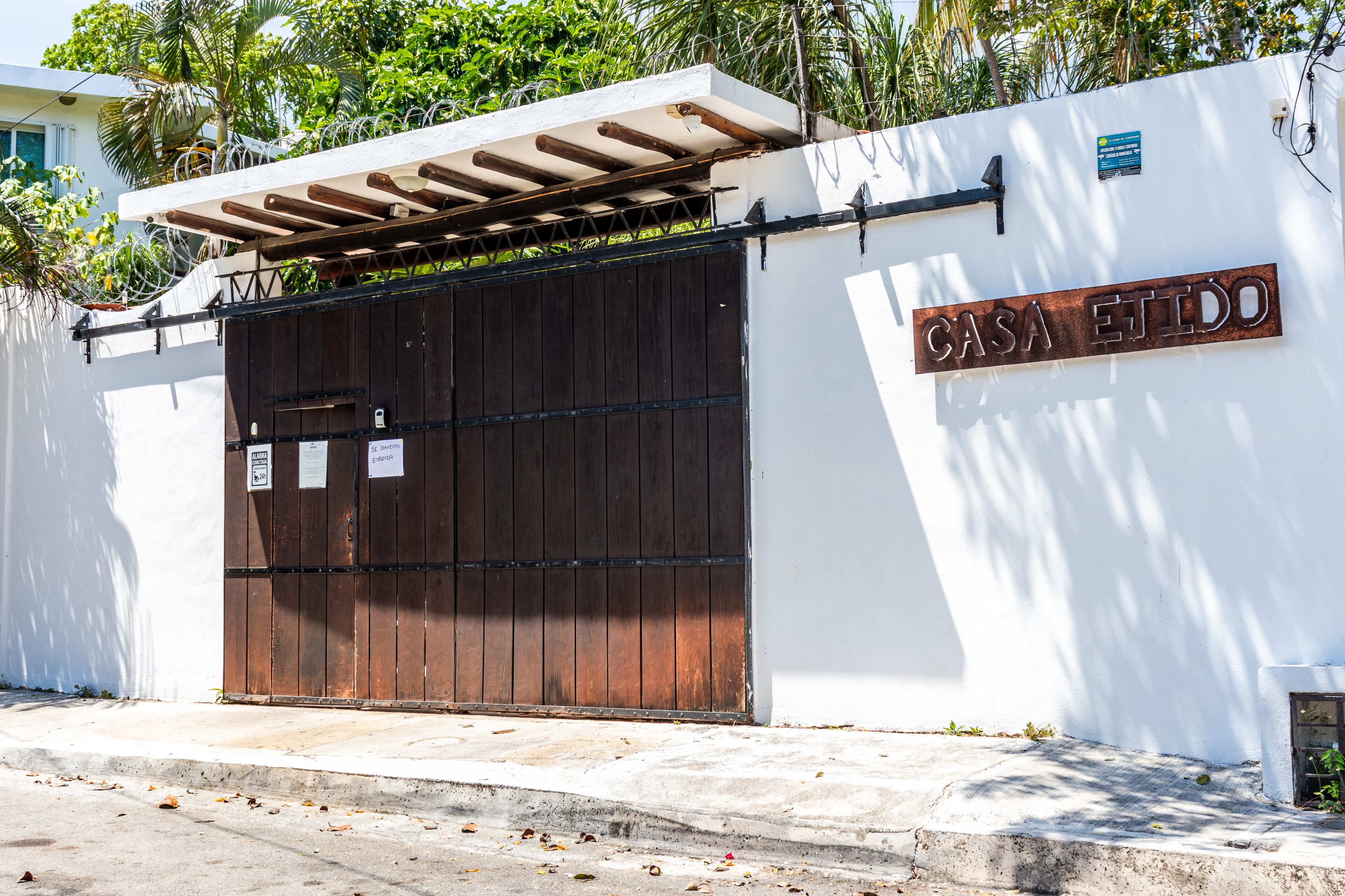 A gated entrance with a metal sign reading "CASA ETIDO".