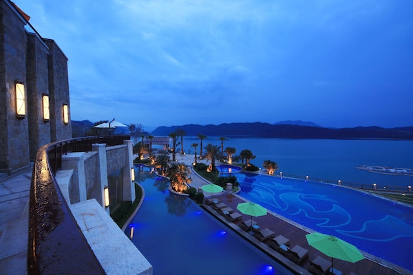 Una piscina techada, una piscina al aire libre