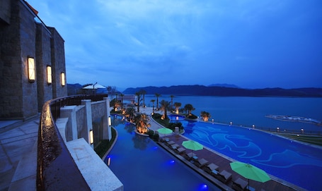 Indoor pool, outdoor pool. Hilton Hangzhou Qiandao Lake Resort