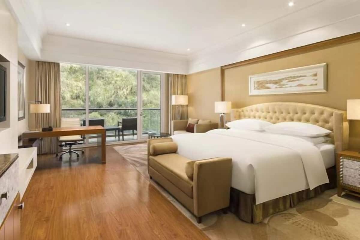 Premium bedding, down duvets, minibar, in-room safe