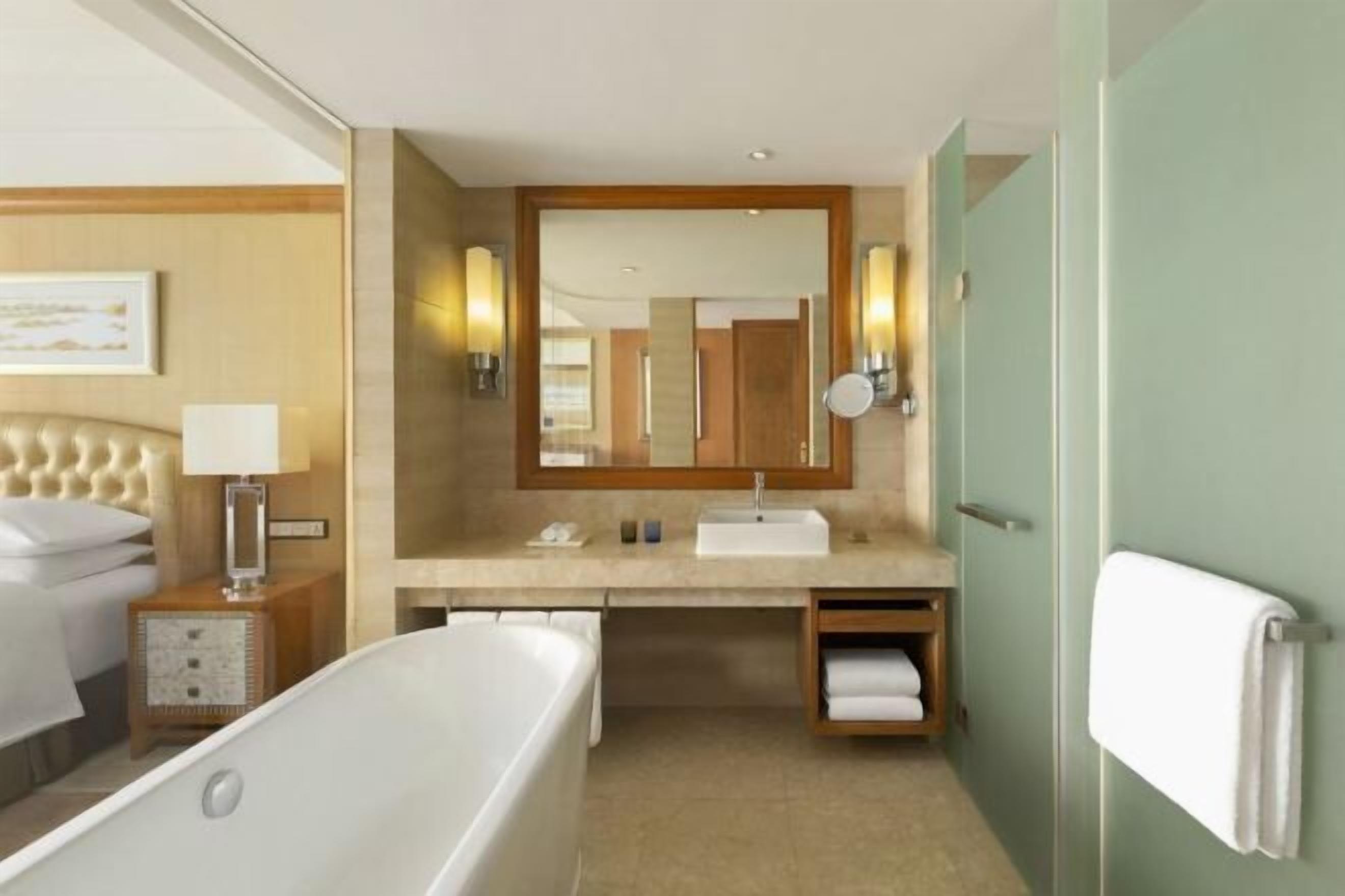 Bad | Separat badekar og dusj, regndusjhode og designertoalettartikler