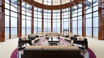 Suite presidencial | Ropa de cama de alta calidad, edredón y minibar