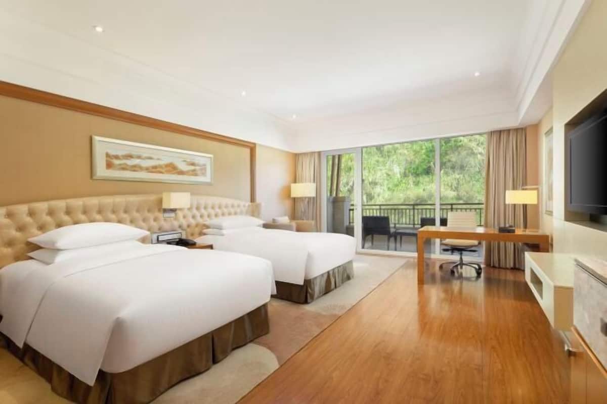 Premium bedding, down duvets, minibar, in-room safe