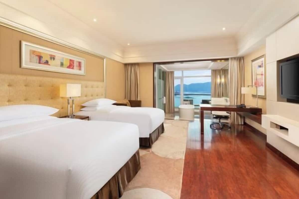 Premium bedding, down duvets, minibar, in-room safe