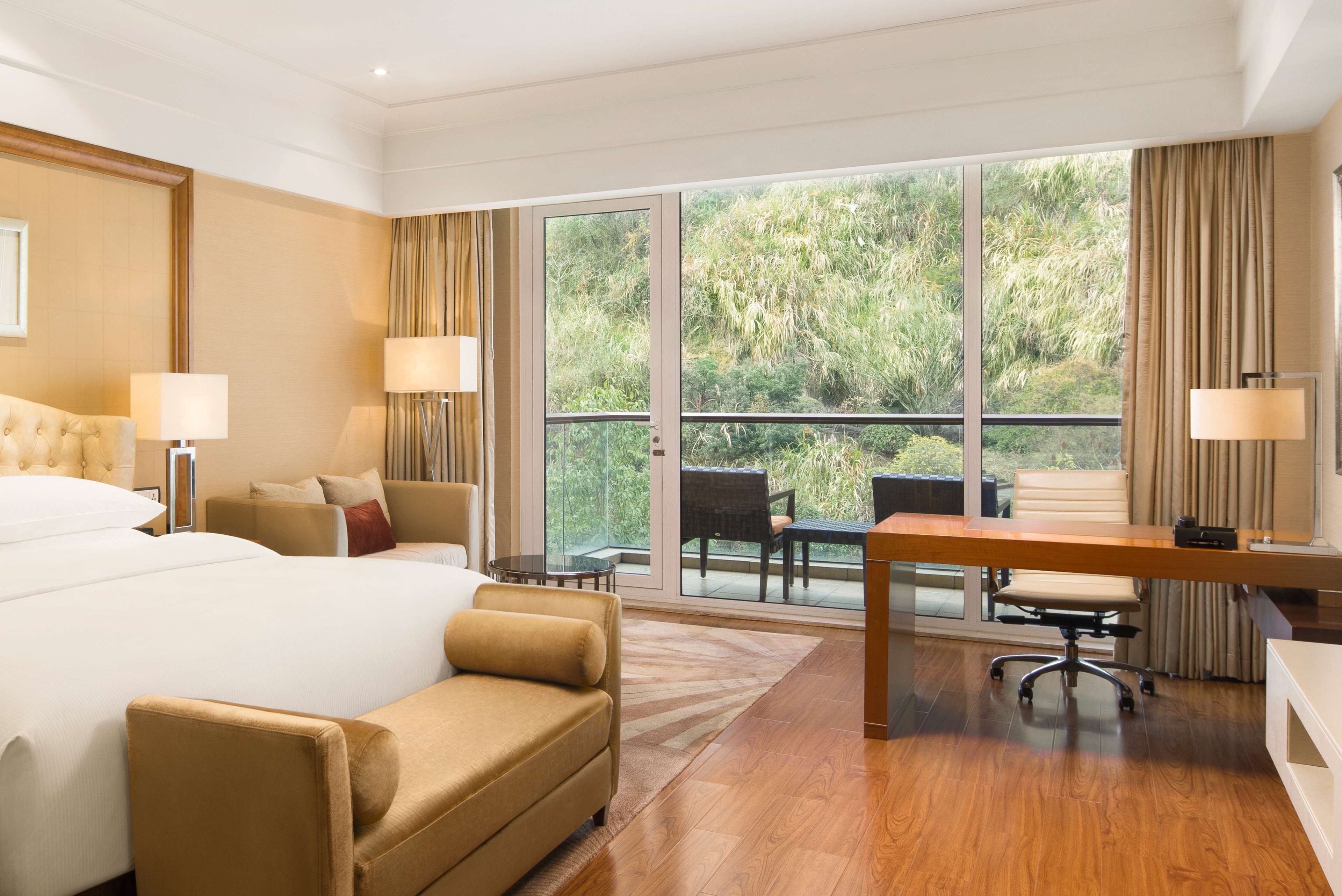 deluxe room, 1 king bed | premium bedding, down duvets, minibar, in-room safe