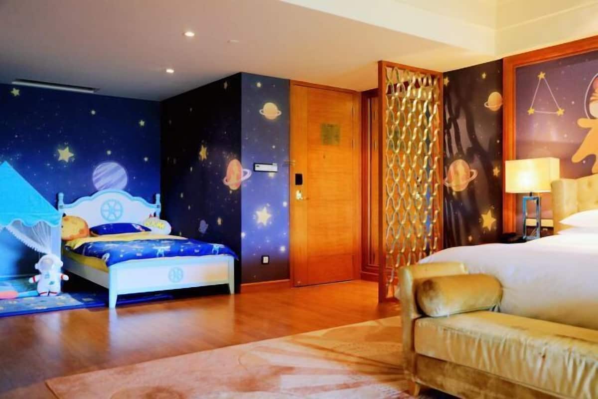 Premium bedding, down duvets, minibar, in-room safe