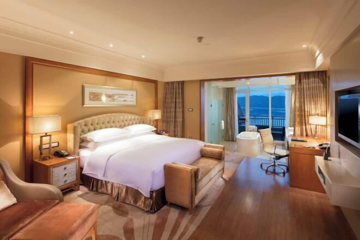 Premium bedding, down duvets, minibar, in-room safe
