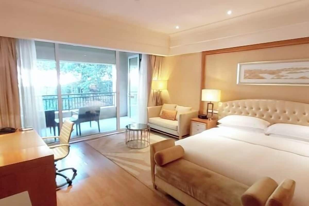 Premium bedding, down duvets, minibar, in-room safe