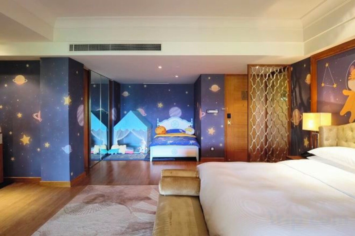 Ropa de cama de alta calidad, edredones de plumas, minibar y caja fuerte