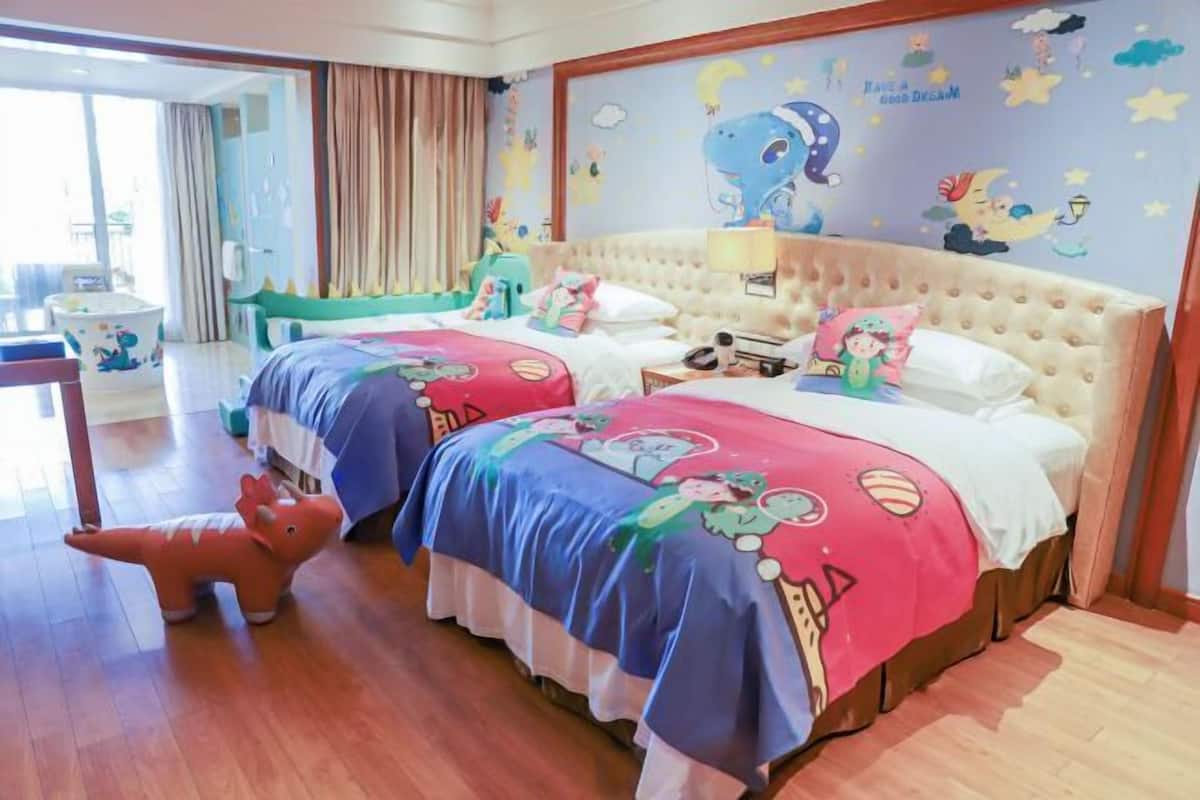 Premium bedding, down duvets, minibar, in-room safe