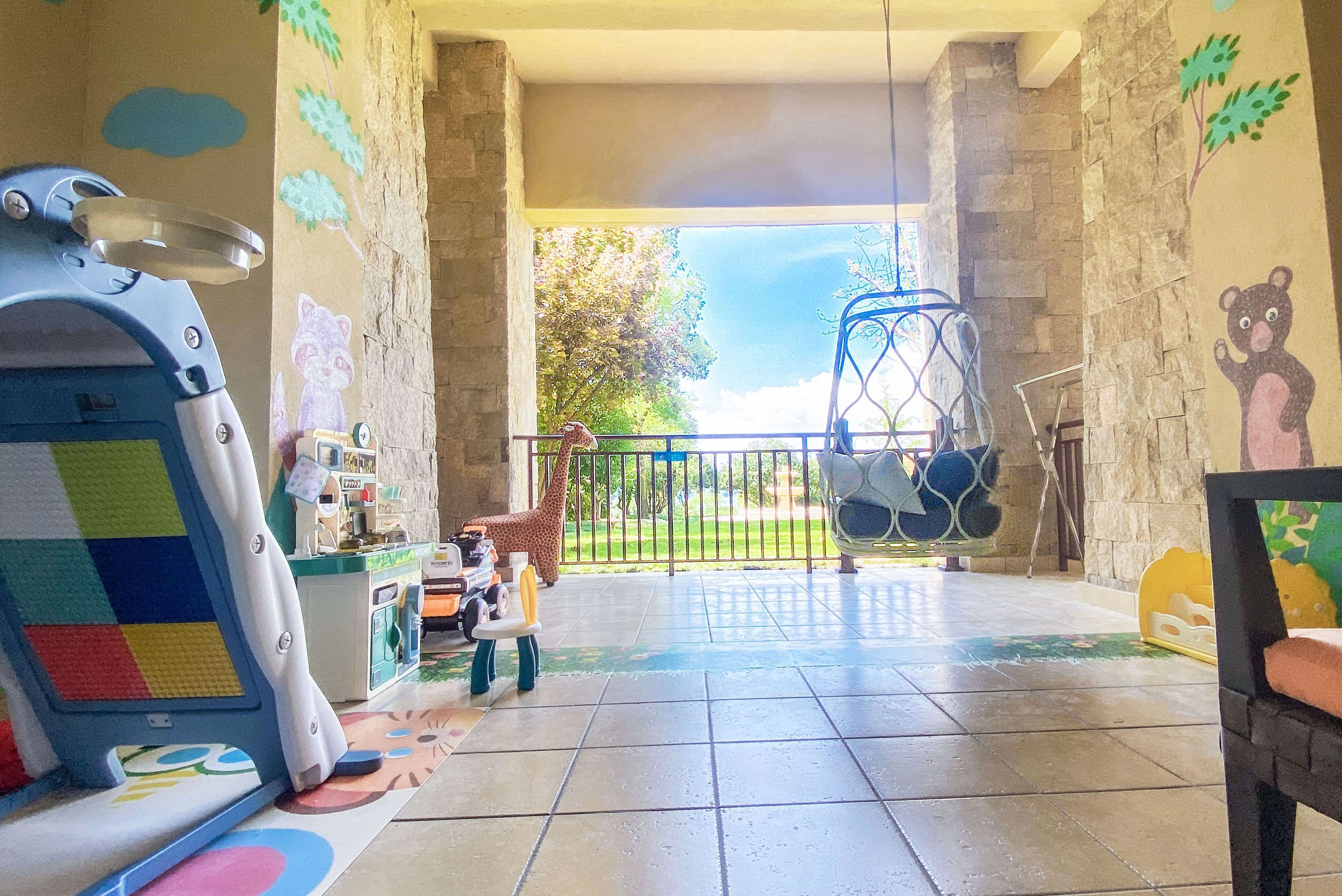 family room, 1 king bed | view from room