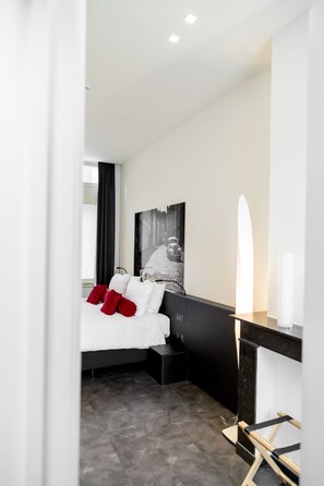 Een minibar, een kluis op de kamer, een bureau, een laptopwerkplek