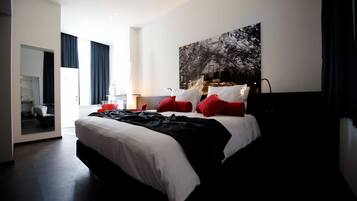 Superior tweepersoonskamer | Een minibar, een kluis op de kamer, een bureau, een laptopwerkplek