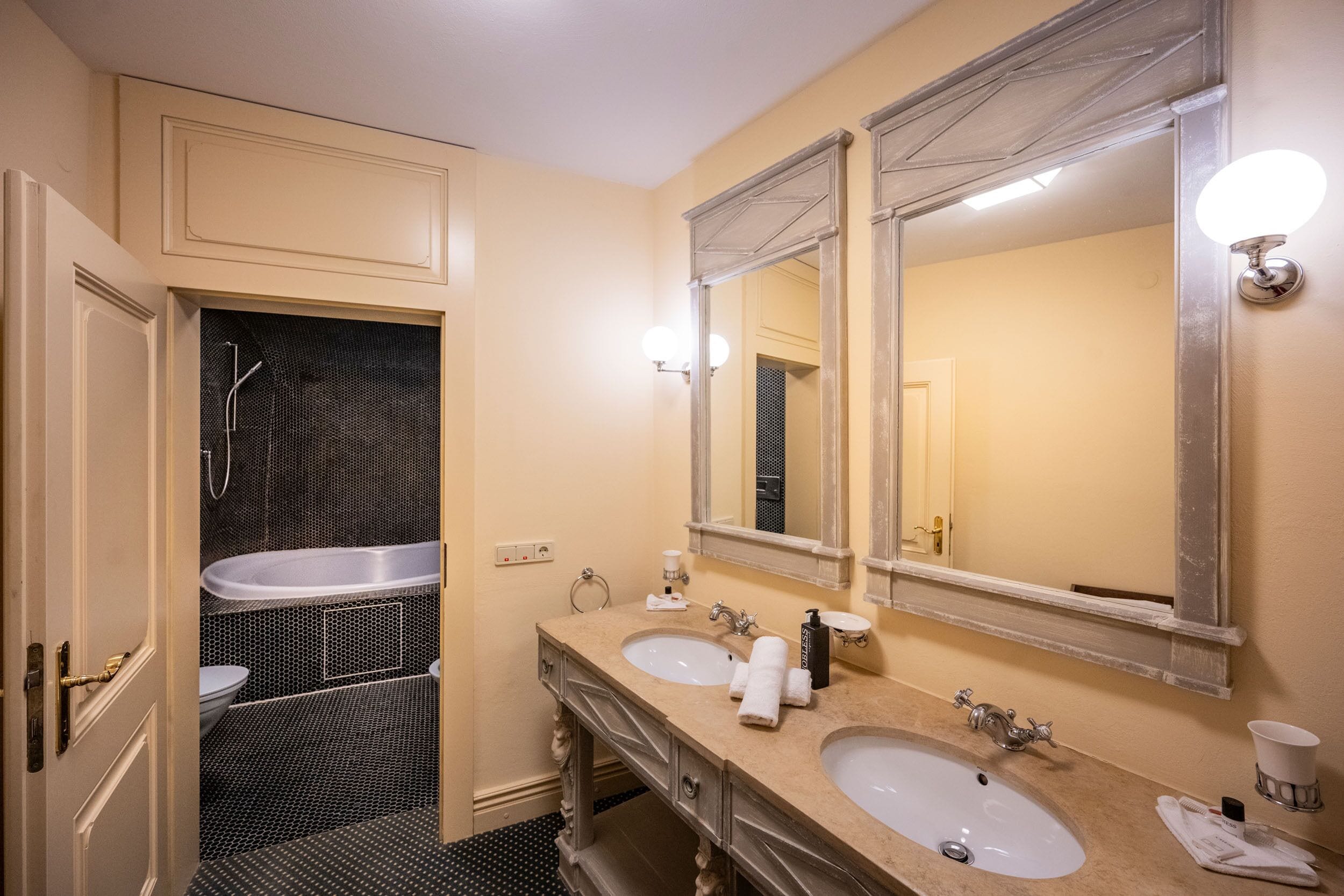 executive suite | bathroom | combined shower/bathtub, deep-soaking bathtub, free toiletries