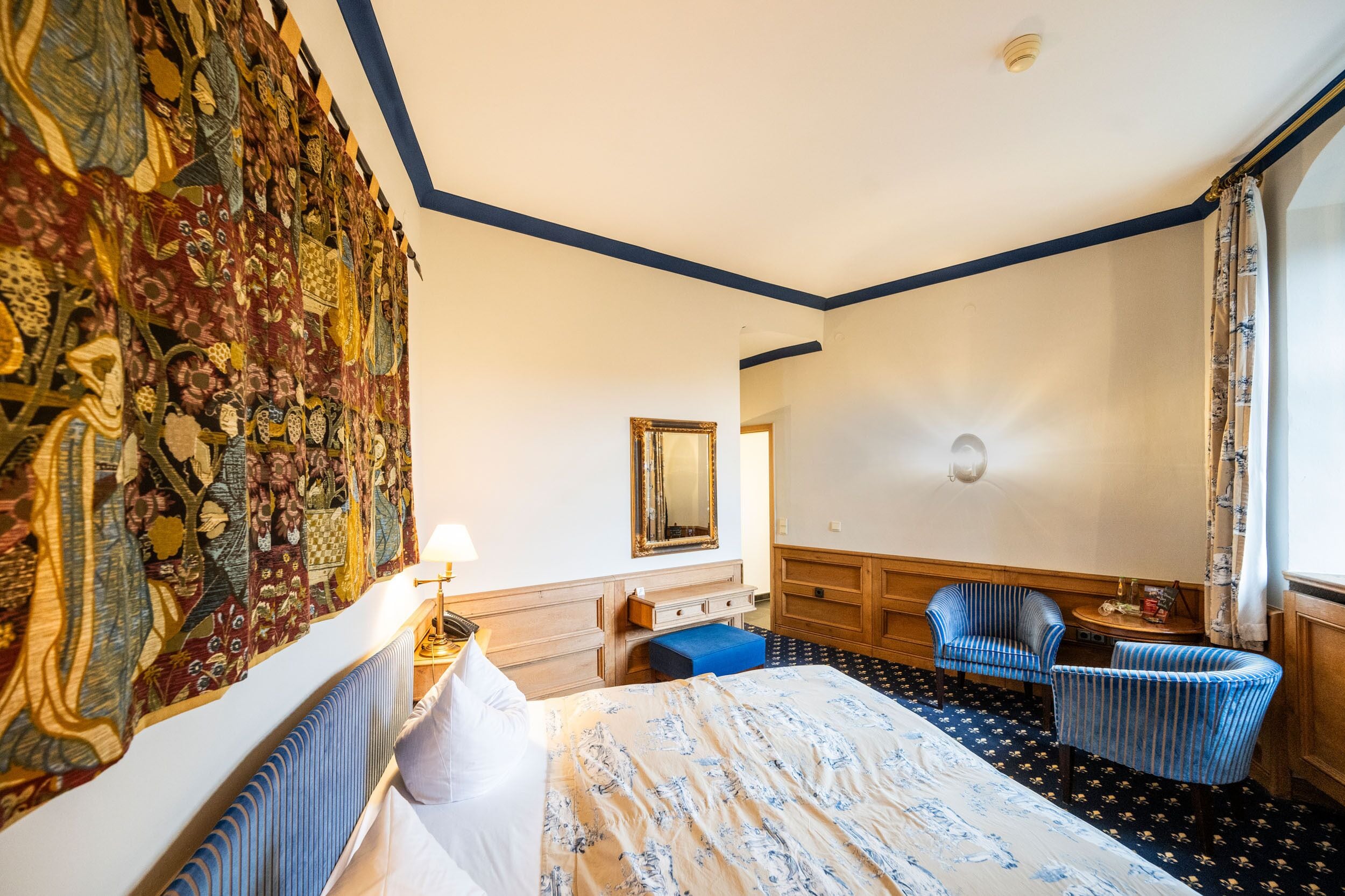 superior double room | in-room safe, individually furnished, desk, free wifi