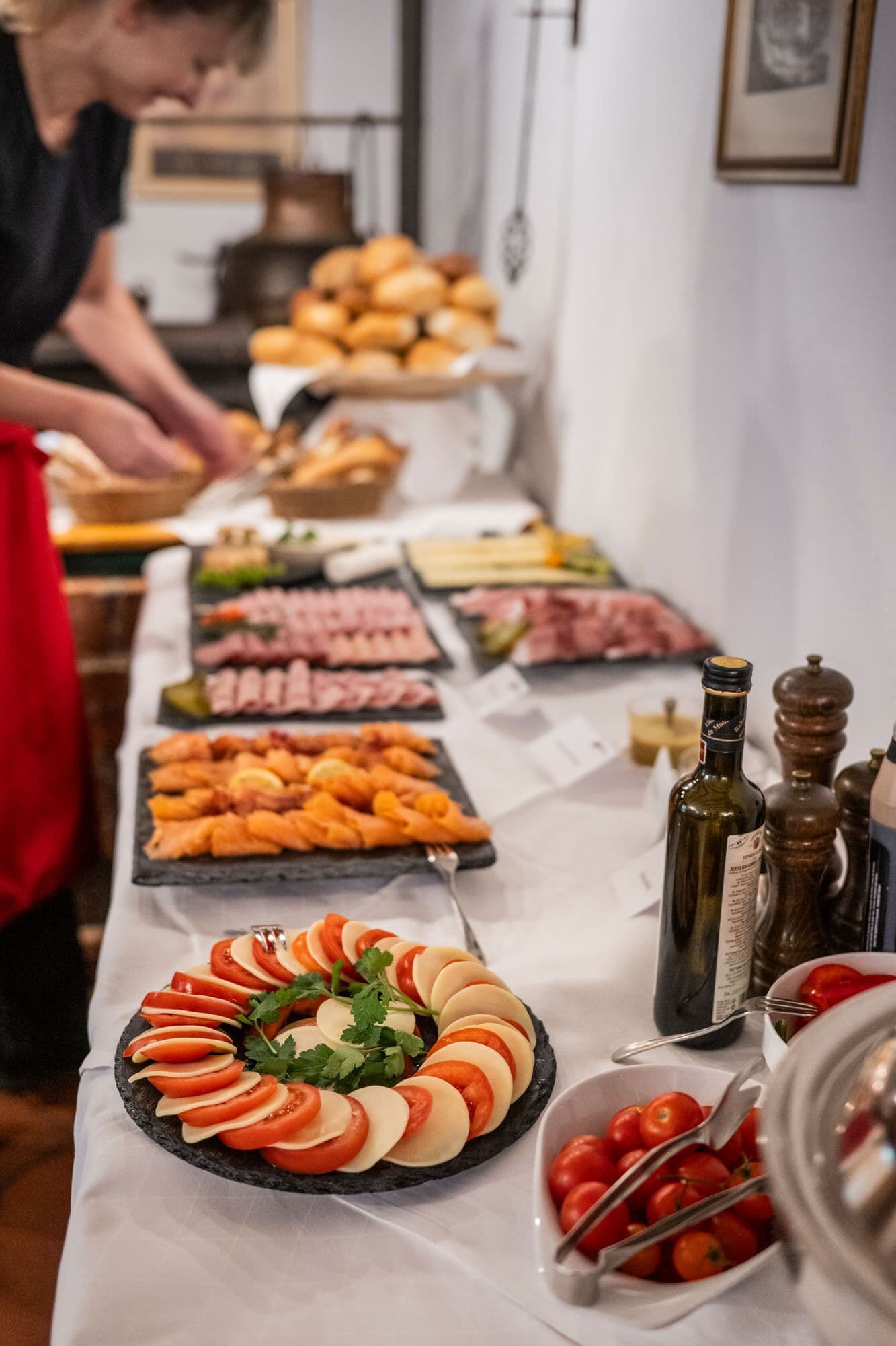 Ein Buffet mit verschiedenen Speisen und einer Flasche Olivenöl.