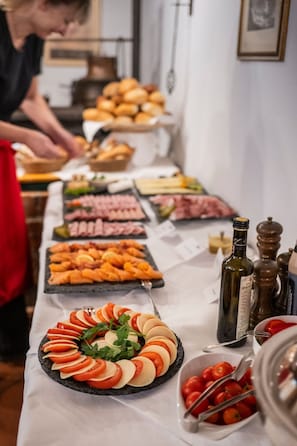 Free daily buffet breakfast