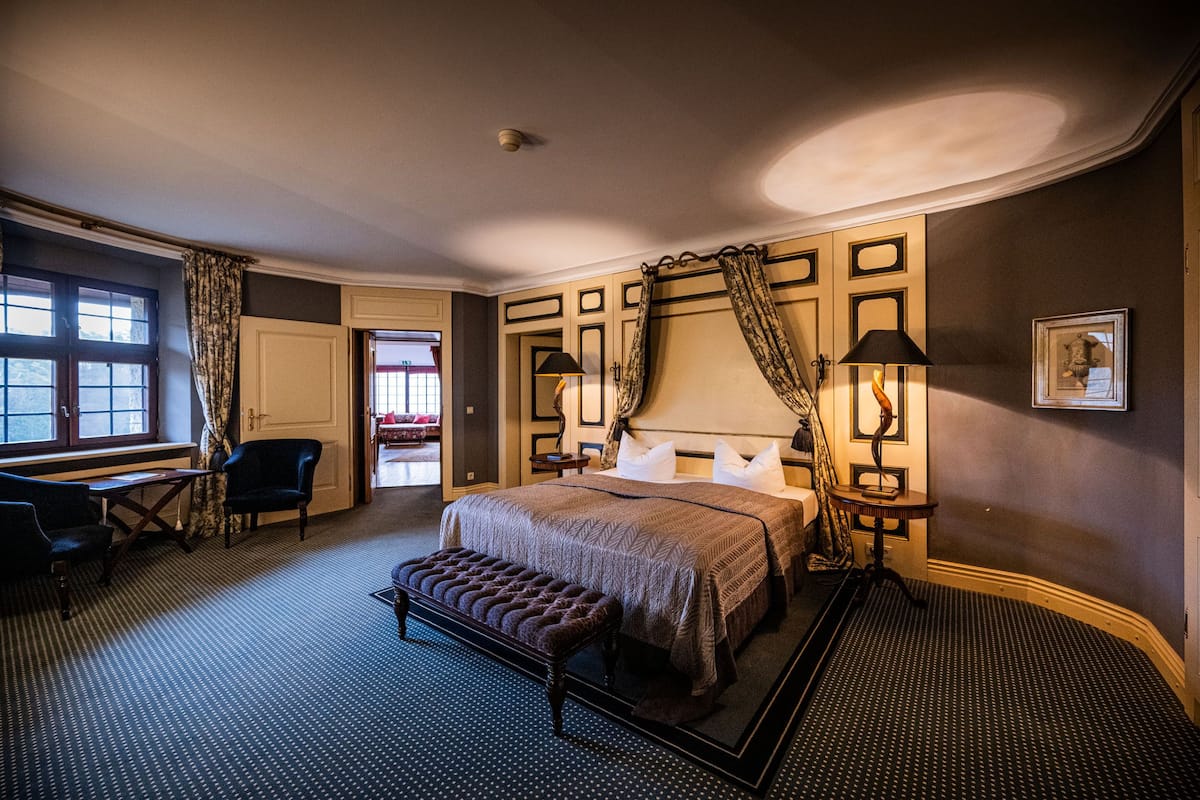 executive suite | in-room safe, individually furnished, desk, free wifi