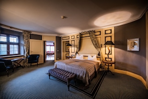 Executive Suite | In-room safe, individually furnished, desk, free WiFi