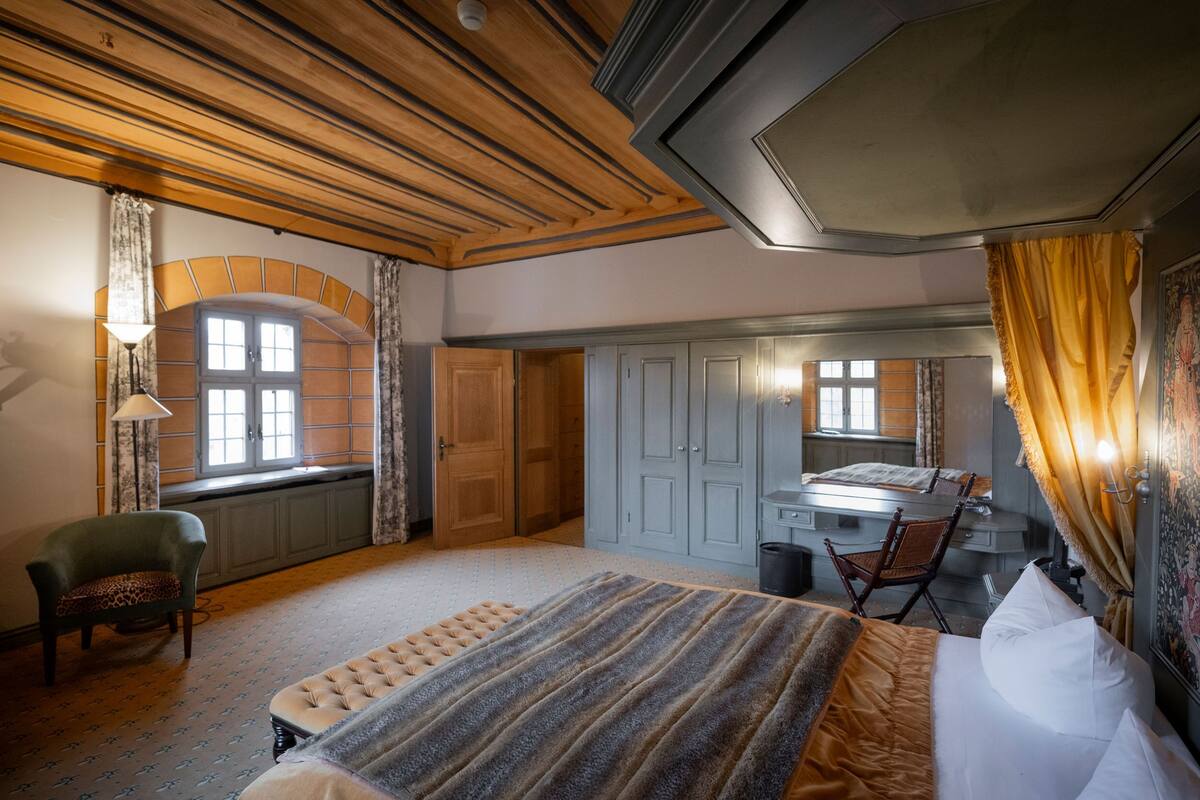 junior suite | in-room safe, individually furnished, desk, free wifi