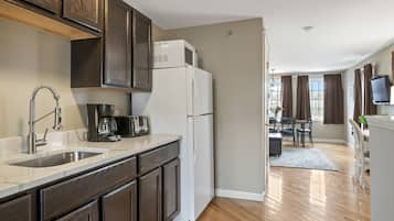 Townhouse Suite, 2 Queen Beds and Sofa Bed (Stairs Required) | 1 habitación, tabla de planchar con plancha, wifi gratis y ropa de cama
