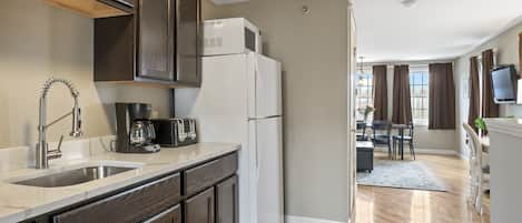 Townhouse Suite, 2 Queen Beds and Sofa Bed (Stairs Required) | 1 chambre, fer et planche Ă repasser, accĂšs au Wi-Fi (inclus)