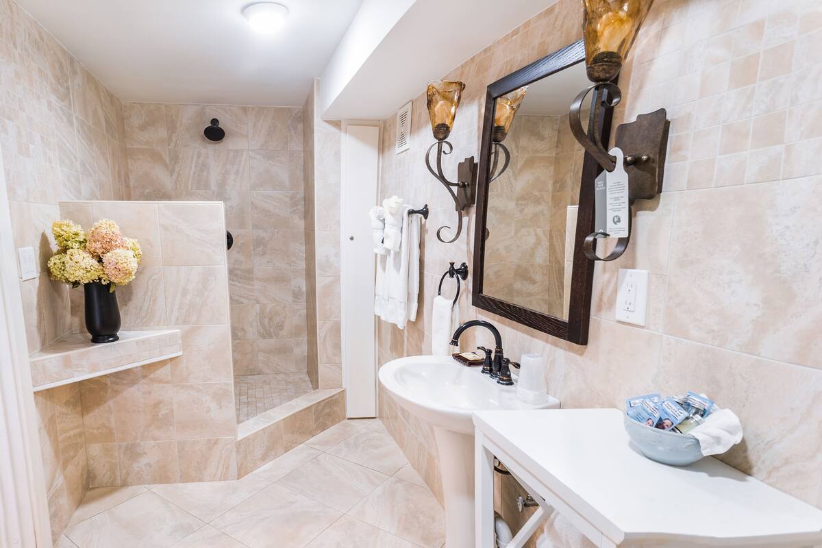 studio suite, 1 king bed, kitchen (stairs required) | bathroom | free toiletries, hair dryer, towels, soap