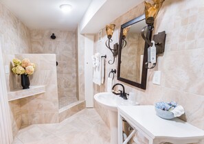 Suite estudio, 1 cama King size, cocina (stairs required) | Baño | Amenidades de baño gratuitas, secadora de cabello, toallas, jabón 