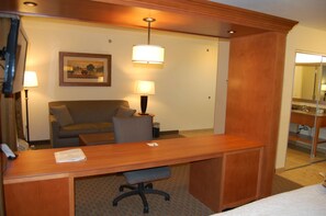 Kingstudio suite | Living area | 32-inch LED TV with premium TV channels, TV - Hampton Inn Sidney NE (Sidney)