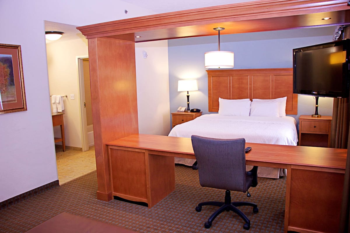 Kingstudio suite | In-room safe, free rollaway beds, free WiFi, bed sheets
