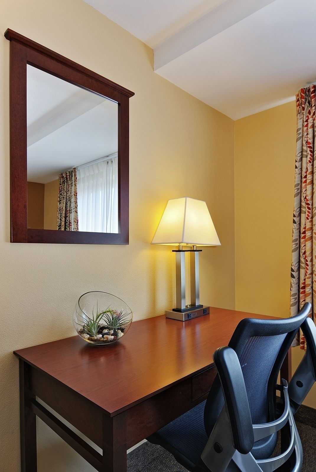 deluxe room, 1 queen bed | living area | 42-inch flat-screen tv with satellite channels, tv
