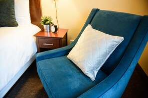 42-inch flat-screen TV with satellite channels, TV - Georgetown Inn (Seattle)