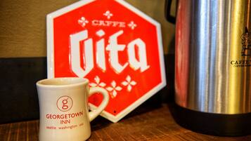 Café da manhã para viagem grátis todos os dias