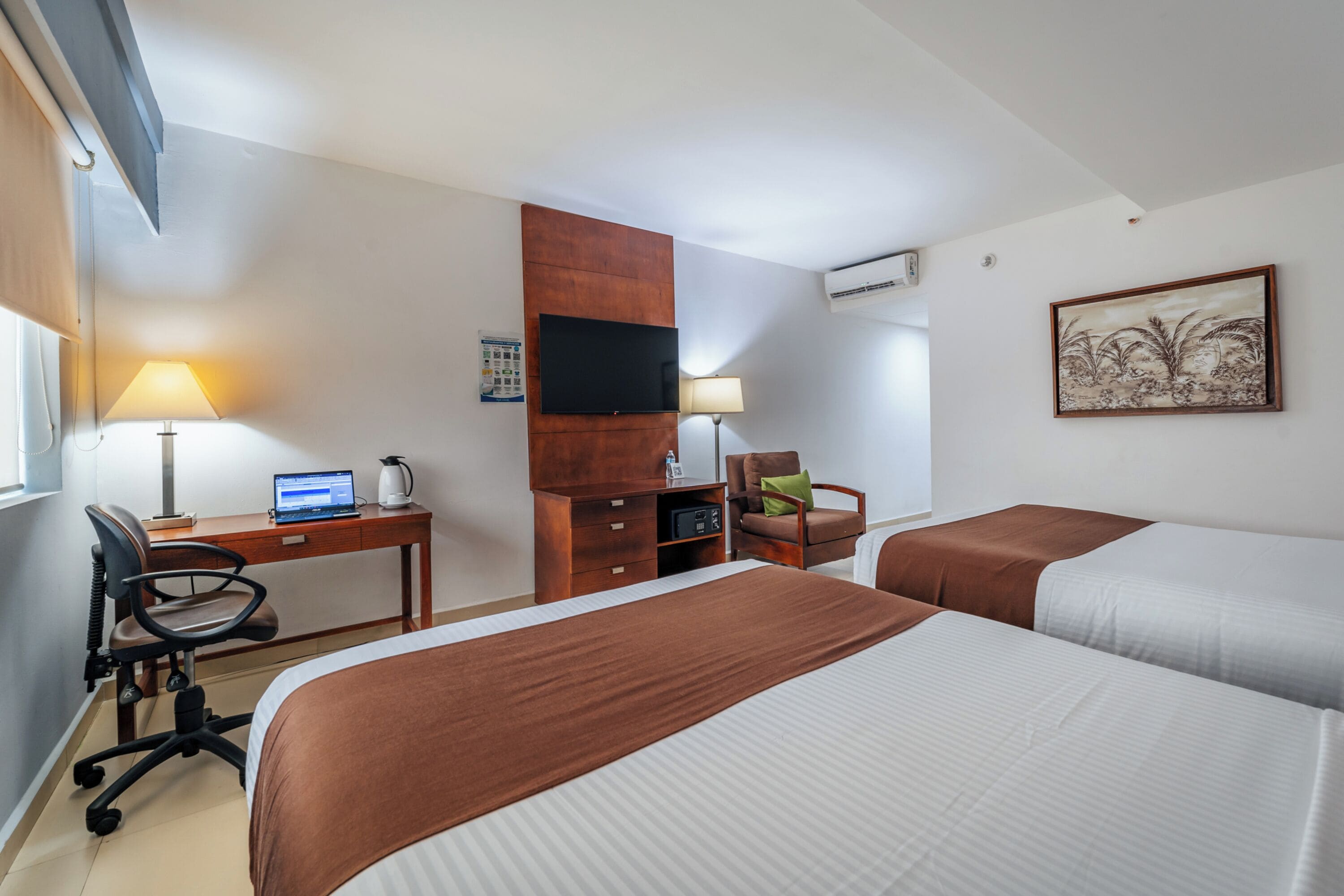 standard double room | 1 bedroom, in-room safe, desk, laptop workspace